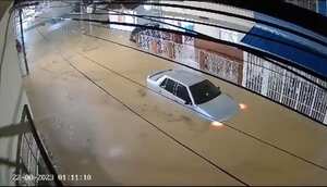 El agua alcanzó varios metros de altura.