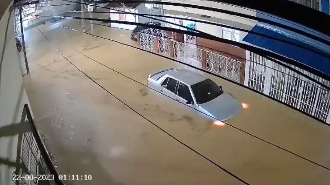 El agua alcanzó varios metros de altura.