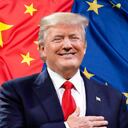 Banderas de China y la Unión Europea junto a Donald Trump