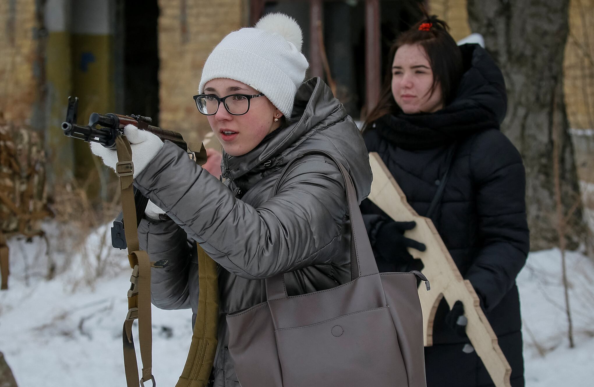 civiles ucranianos entrenan en caso de combate con Rusia