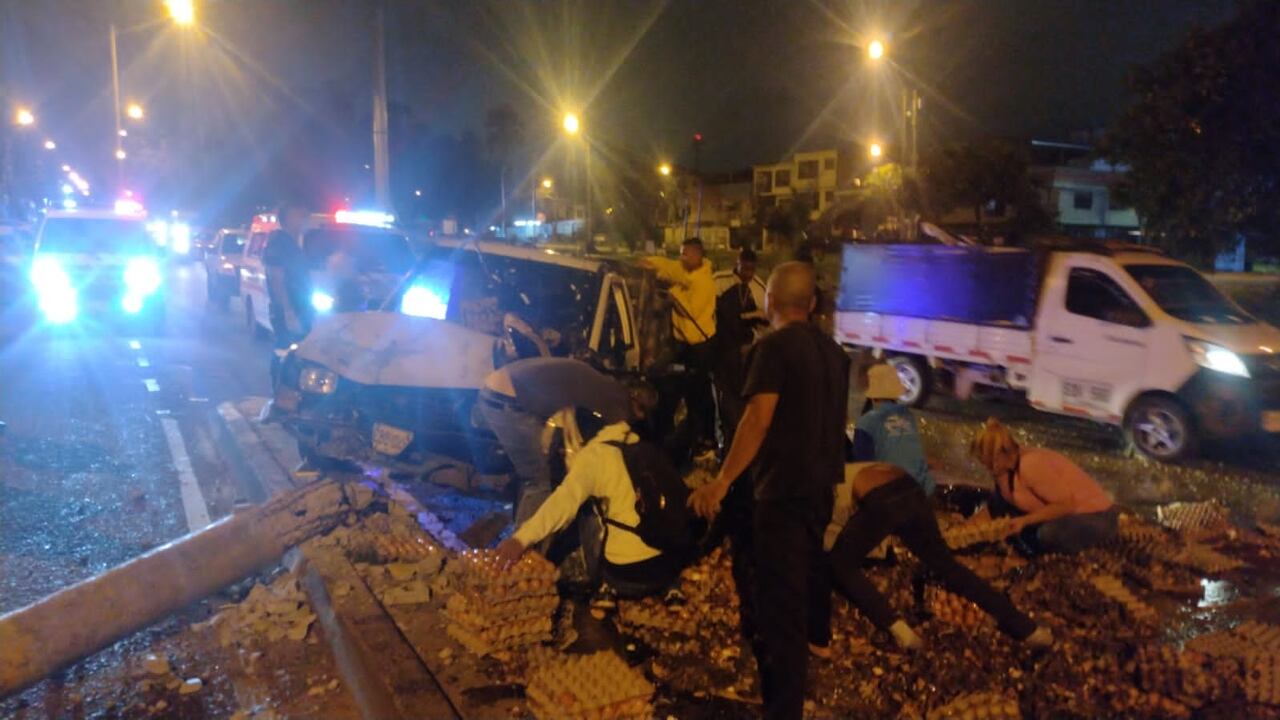 Un vehículo que transportaba huevos, perdió el control y colisionó con un poste.