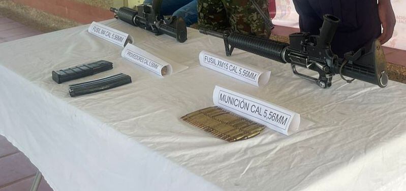 El armamento que las disidencia de las Farc hacía portar a los menores de edad que había reclutado forzosamente, según el Ejército.