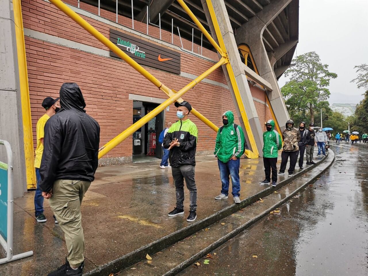 hinchas en simulacro clásico paisa