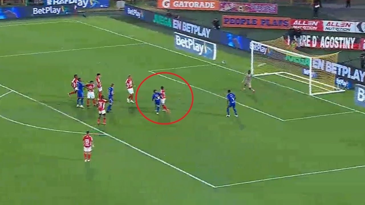 Momento del remate de Daniel Ruiz