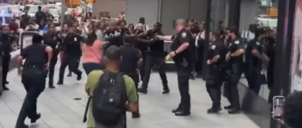 Oficiales de la Policía de Nueva York intentaban tranquilizar a la agresora.