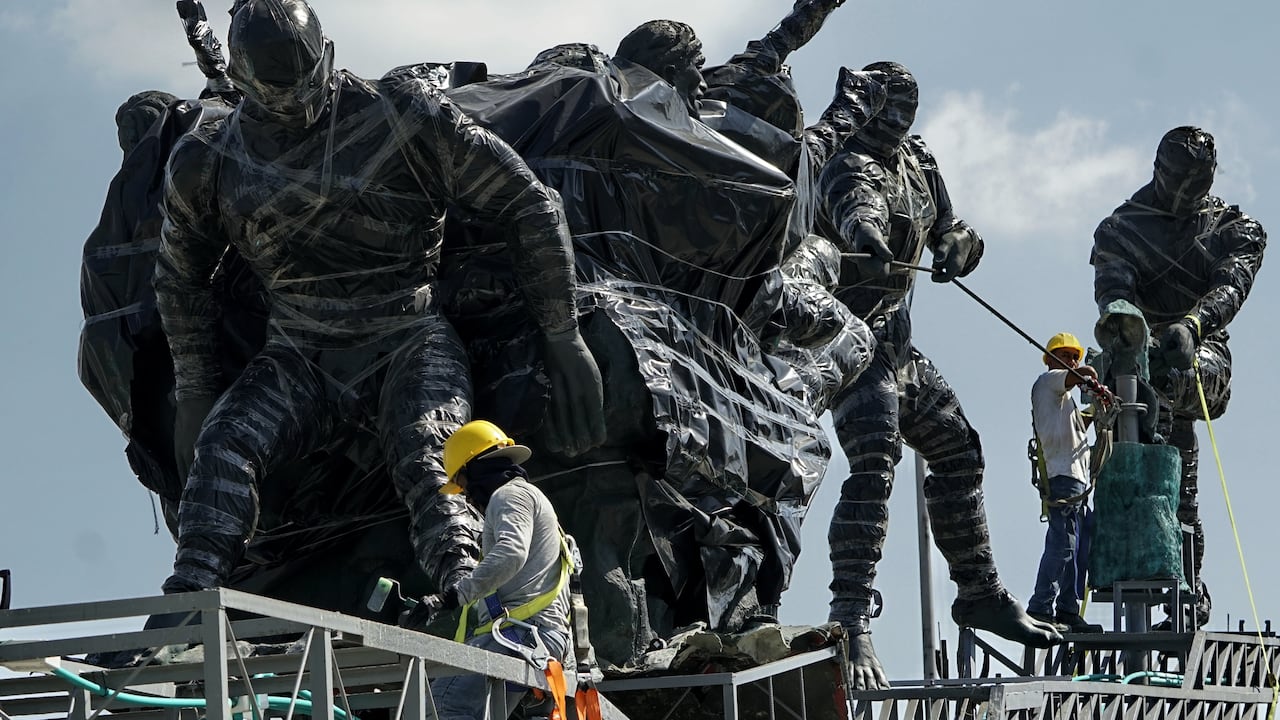 El Monumento a la Solidaridad, símbolo de unión y fortaleza, estará listo para la COP16. Los trabajos de restauración presentan un avance del 80 %. Las figuras han sido tratadas con meticuloso detalle, respetando el diseño original del maestro Lombana, para preservar su esencia histórica, según Rosana Lombana, artista plástica e hija del maestro Lombana, encargada de la restauración. 23 de septiembre de 2024. Foto Jorge Orozco / El País.