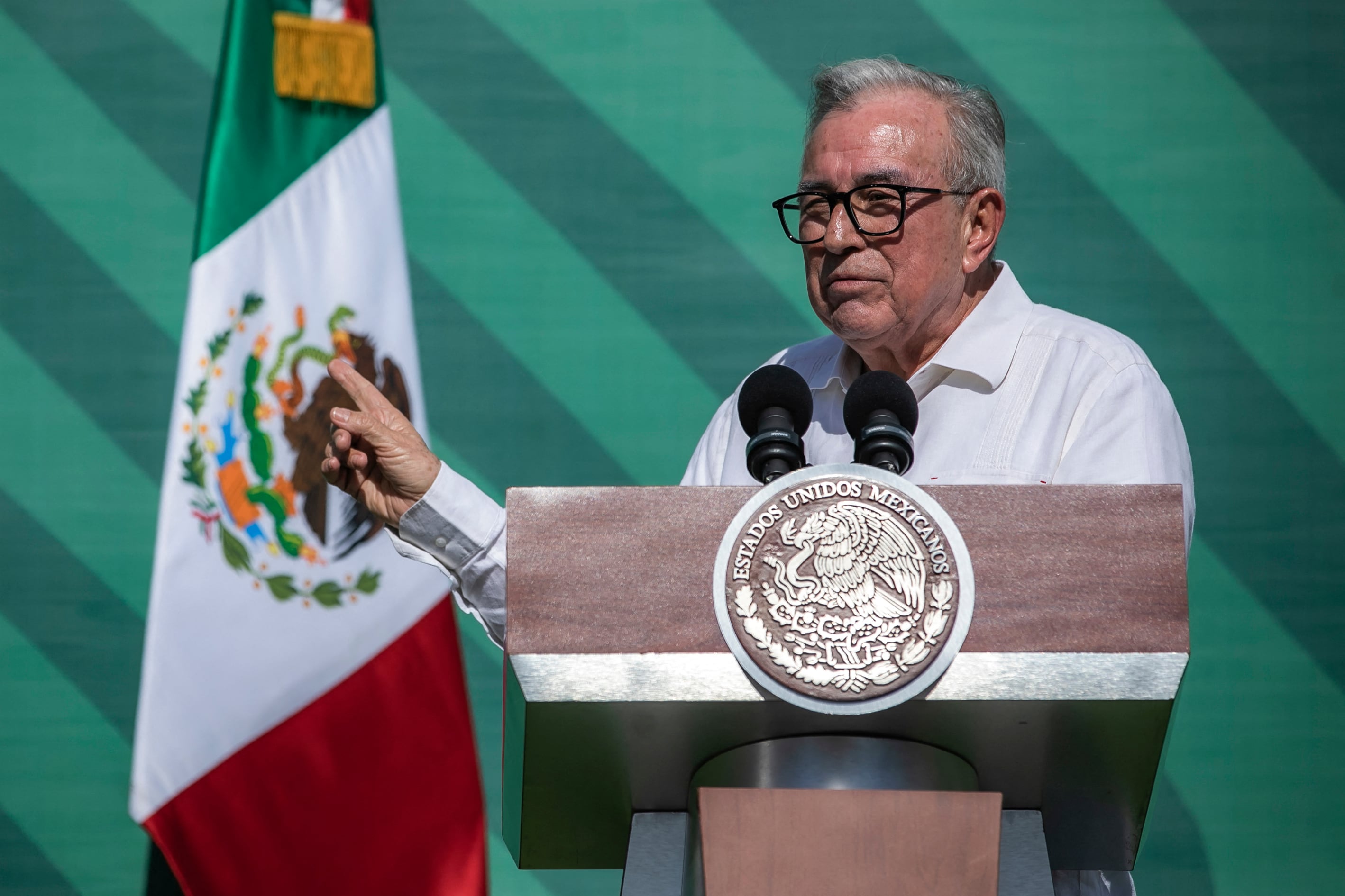 El gobernador de Sinaloa, Rubén Rocha Moya (derecha), habla junto al presidente mexicano Andrés Manuel López Obrador durante la conferencia de prensa matutina diaria de AMLO en Mazatlán