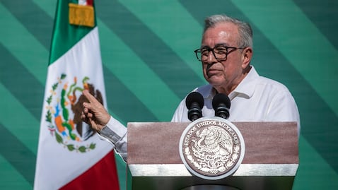 El gobernador de Sinaloa, Rubén Rocha Moya (derecha), habla junto al presidente mexicano Andrés Manuel López Obrador durante la conferencia de prensa matutina diaria de AMLO en Mazatlán