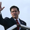 El secretario de Estado Marco Rubio saluda desde lo alto de la escalerilla de su avión para partir en el Aeropuerto Internacional Ninoy Aquino en Manila, Filipinas.