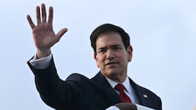 El secretario de Estado Marco Rubio saluda desde lo alto de la escalerilla de su avión para partir en el Aeropuerto Internacional Ninoy Aquino en Manila, Filipinas.