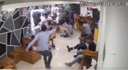 El momento en que el atacante ingresó a la peluquería y apuntó contra su víctima.