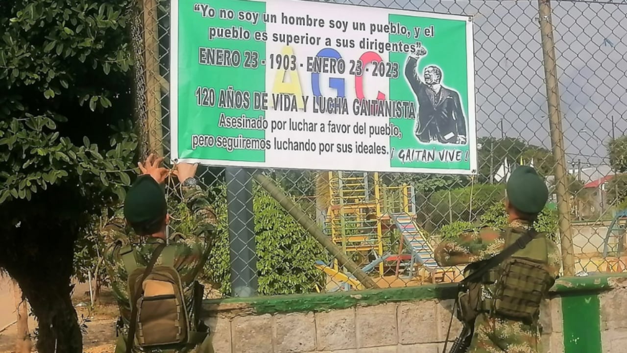 Ejército Nacional desmonta pancartas del Clan del Golfo en el Bajo Cauca antioqueño, organización que se atribuyó el secuestro de tres funcionarios de la Fiscalía de esa subregión.