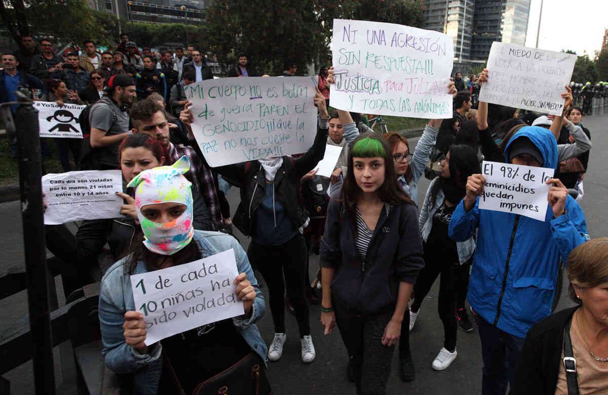 A lo largo del día la tranquilidad de la zona se vio interrumpida por las arengas en contra de Uribe Noguera. “Rafael Uribe es un asesino”, gritaban los manifestantes fuera de la clinica. Foto: León Dario Peláez/ SEMANA