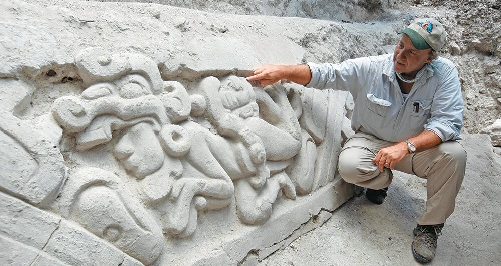 El arqueólogo Richard Hansen al lado del friso Popol Vuh, que pertenece a la Gran Acrópolis Central descubierta en El Mirador y que fue construida en el año 300 a.C.