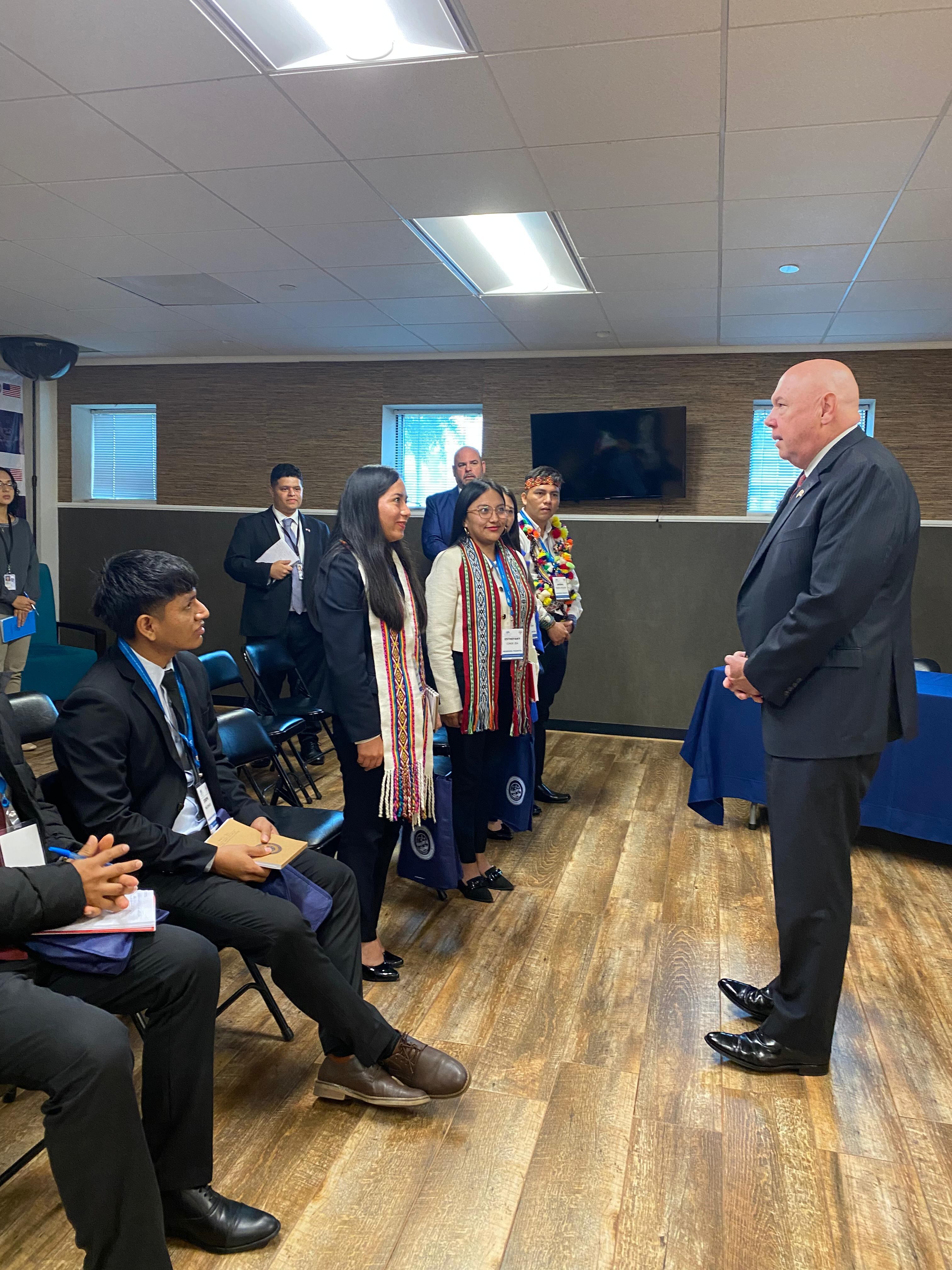 El Encargado de Negocios John McNamara felicita a los seis jóvenes abogados y estudiantes de derecho del interior del Perú