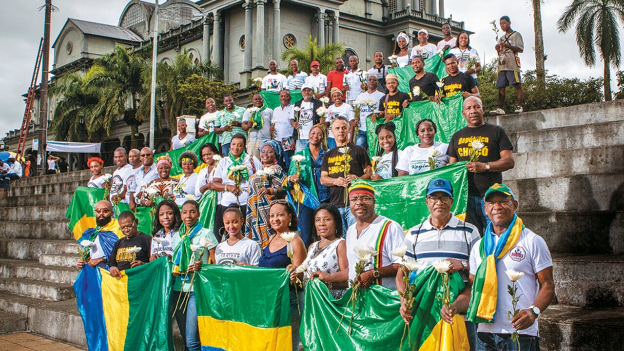 En 2017, el Comité Cívico por laDignidad del Chocó (izq.) y la Asociación de Negros del Río Yurumanguí (der.) fueron galardonados por su liderazgo colectivo.