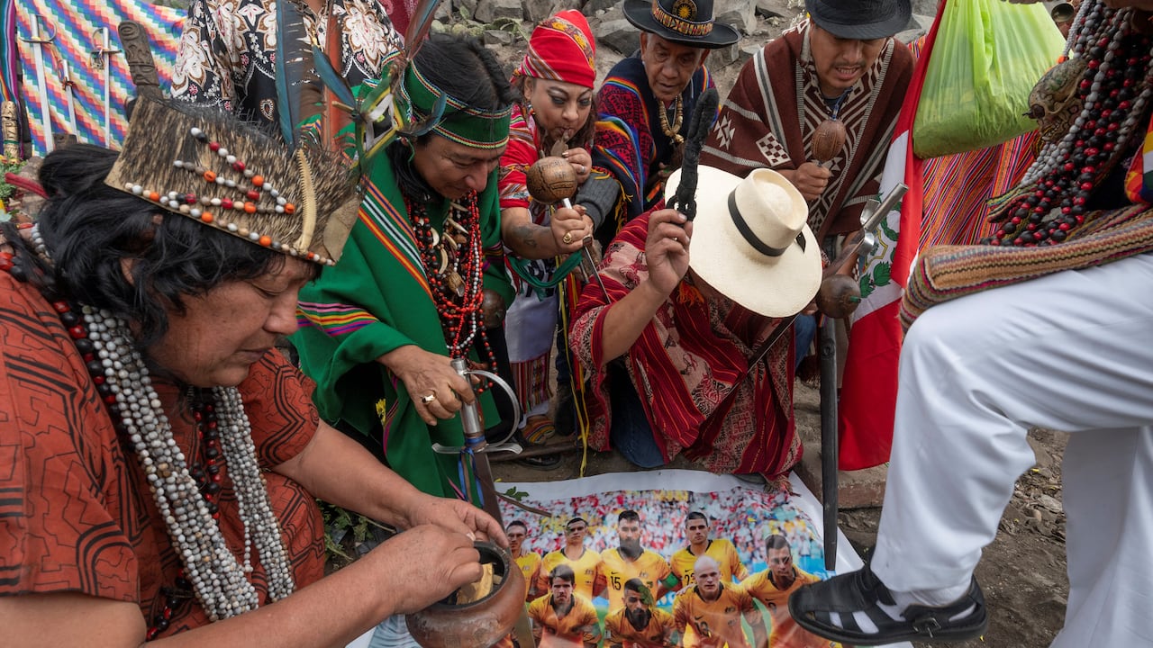 the Peruvian football team and throwing spells and curses against the Australian football team, ahead of the FIFA World Cup Qatar 2022 playoff match next June 13. (Photo by Cris BOURONCLE / AFP)