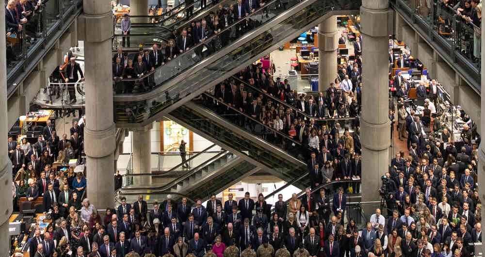  Cada 11 de noviembre, los corredores del Edificio Llyod's (Inglaterra) se reúnen en sus escaleras para recordar el fin de la Gran Guerra.