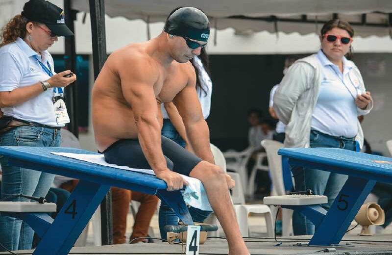 Moisés Fuentes, A sus 17 años recibió seis disparos en un atraco en Santa Marta. Su hermano murió, y él perdió la movilidad de las piernas. Conoció la natación durante las terapias. Ganó la medalla de bronce en los Olímpicos de Beijing en 2008 y el oro en los Mundiales de Toronto en 2013 y 2015.