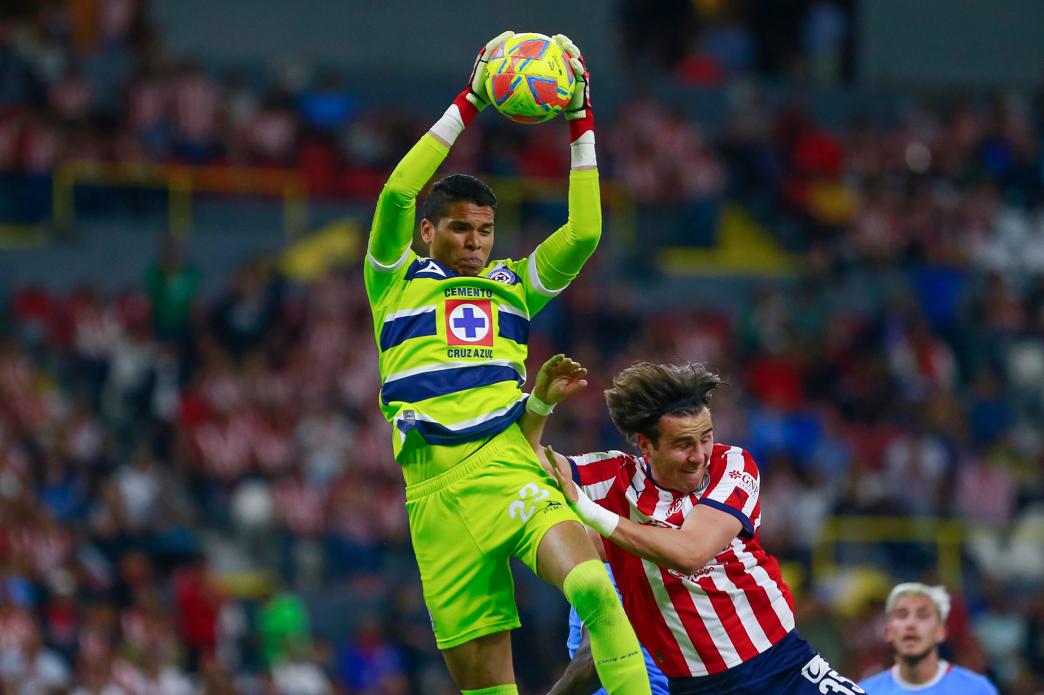 Kevin Mier en acción con Cruz Azul