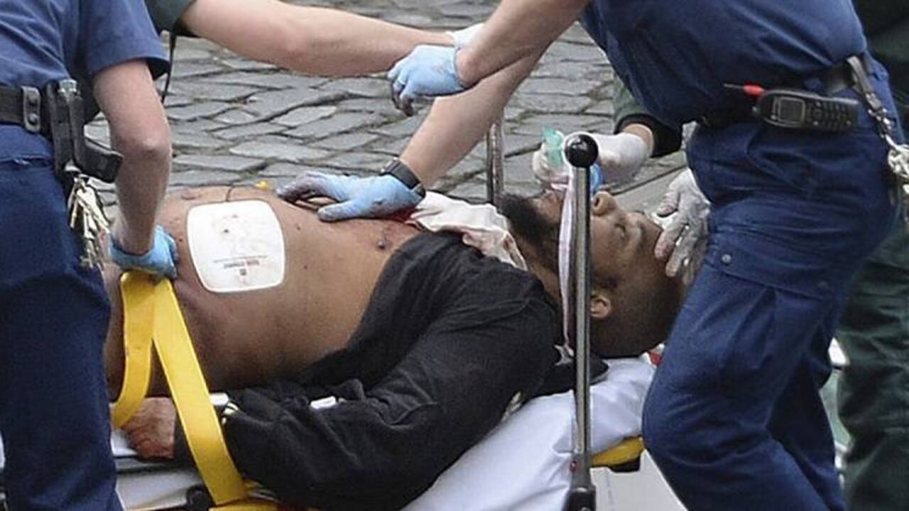 Luego de caer herido por disparos de la Policía, Masood fue atendido por paramédicos y trasladado a un centro hospitalario, donde fue declarada su muerte.