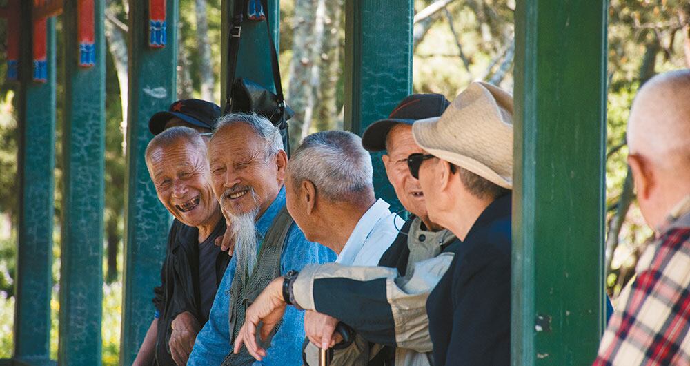 Si a uno le llega la noche en la Gran Muralla china necesita encontrar refugio en sus torres. Nos pasó. Con otros tres compañeros de ruta nos había tomado cinco horas y varios medios llegar hasta un pueblo por el cual pasa la Muralla. Durante horas no vimos a nadie más. Dormimos poco, y mal, pero la Muralla es difícilmente comparable.