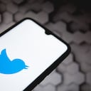 En esta ilustración fotográfica, un logotipo de Twitter que se muestra en la pantalla de un teléfono inteligente con un fondo de pantalla de computadora en el fondo en Atenas, Grecia, el 5 de mayo de 2021. (Foto de Nikolas Kokovlis / NurPhoto a través de Getty Images)