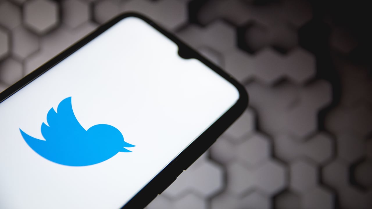 Un logotipo de Twitter que se muestra en la pantalla de un teléfono inteligente con un fondo de pantalla de computadora en el fondo en Atenas, Grecia, el 5 de mayo de 2021.