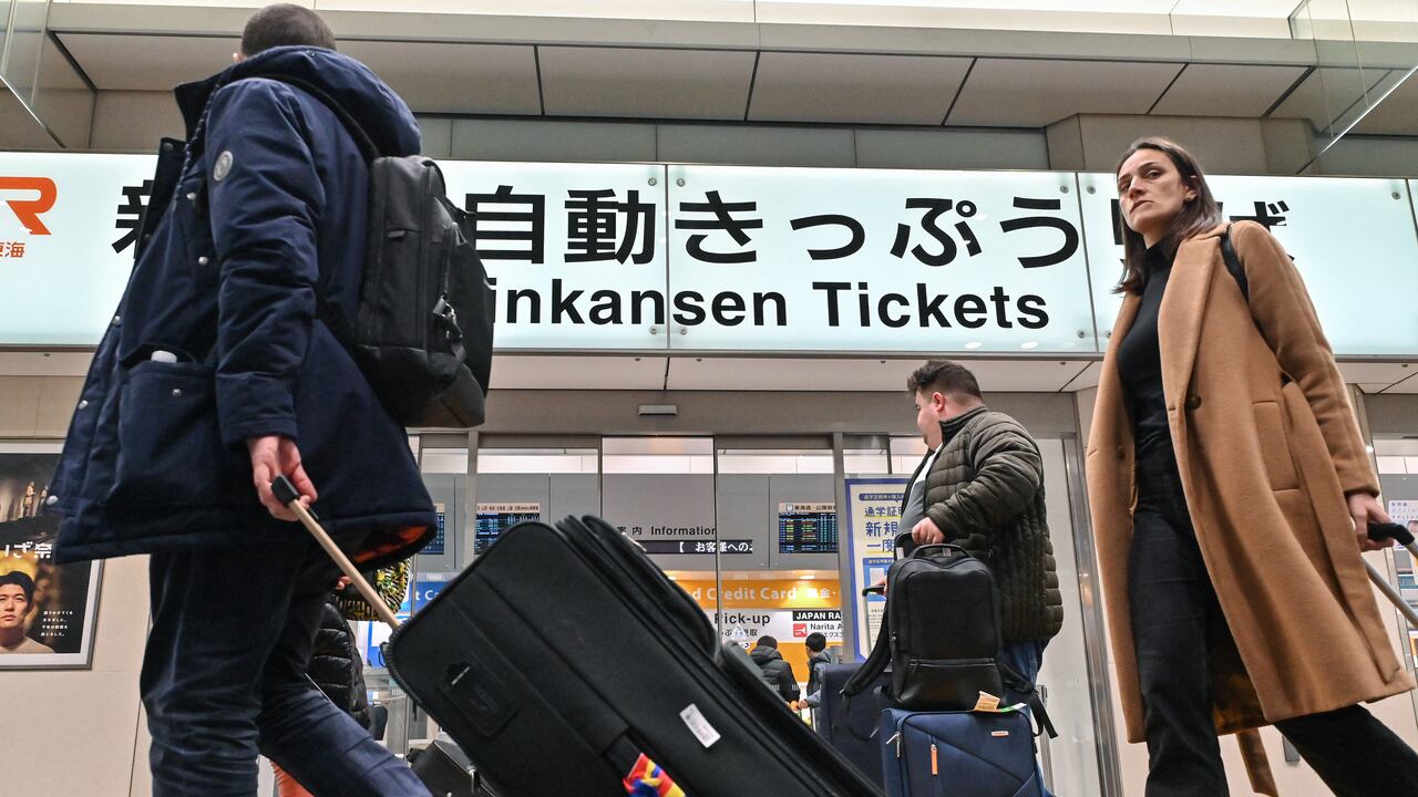 Turismo desbordado en Japón: trabajadores se ven obligados a dormir en hoteles cápsula