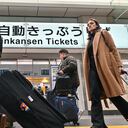 Turismo desbordado en Japón: trabajadores se ven obligados a dormir en hoteles cápsula