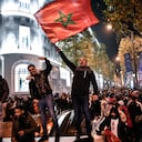 Hinchas de Marruecos se tomaron las calles de París, en Francia. (Photo by STEPHANE DE SAKUTIN / AFP)