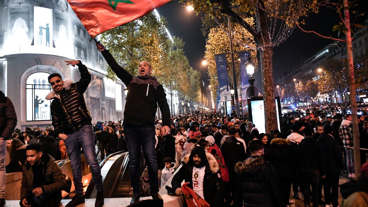 Hinchas de Marruecos se tomaron las calles de París, en Francia. (Photo by STEPHANE DE SAKUTIN / AFP)