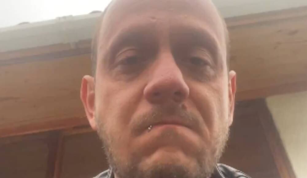 El artista hizo la denuncia a través de redes sociales.