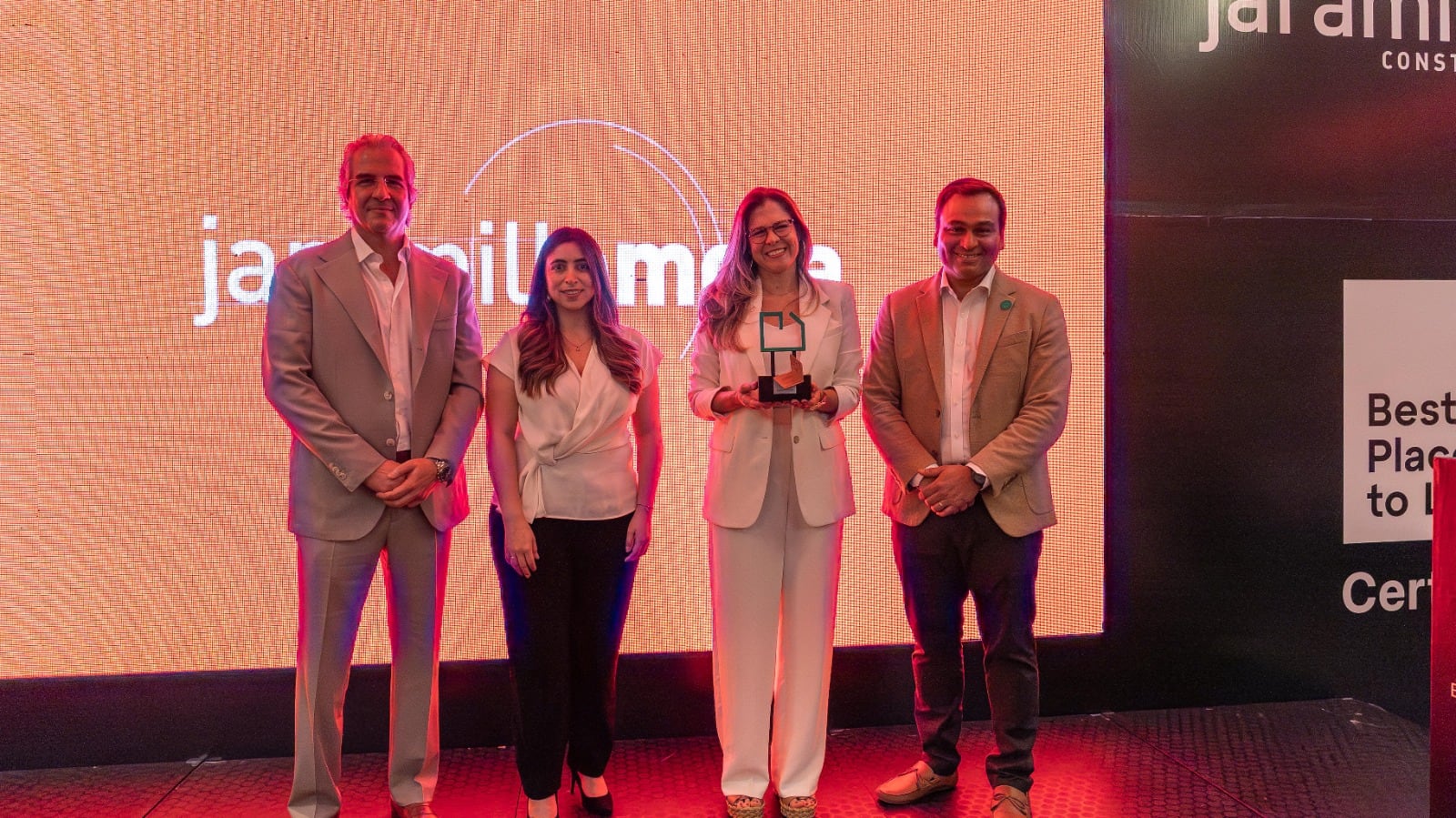 Pedro Martínez y Luisa Fernanda Jaramillo, codirectores Ejecutivos de Jaramillo Mora, acompañados de Tomas Cartagena, CEO de Best Place To Live, y Laura Molina, gerente de Clientes Latam Best Place to Live.