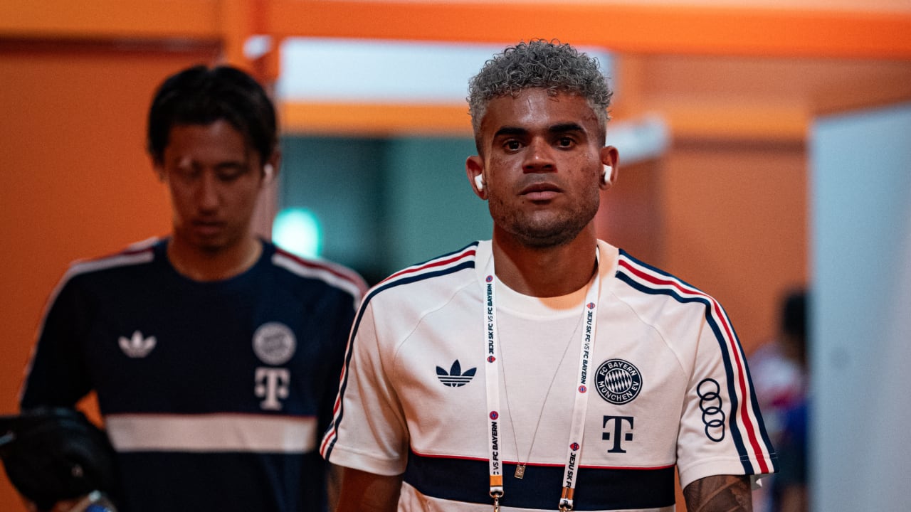 Luis Díaz llegando al World Cup Stadium de Jeju, en Corea del Sur.