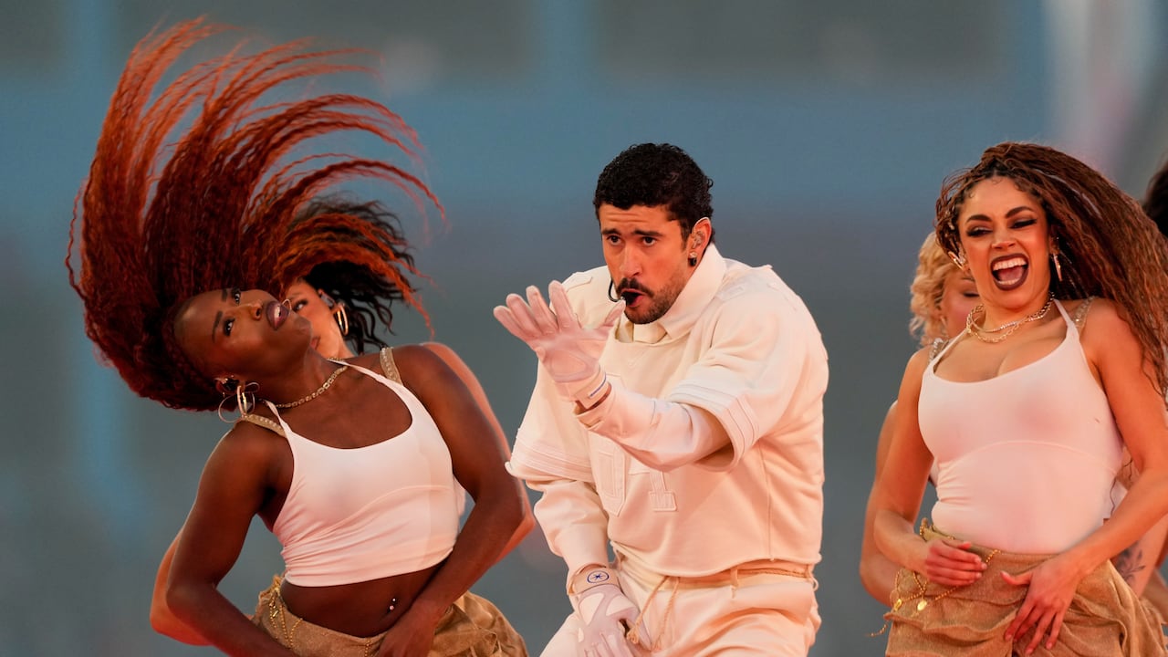 Bad Bunny durante su presentación en el medio tiempo del Super Bowl 60 de la NFL entre los Patriots de Nueva Inglaterra y los Seahawks de Seattle, el domingo 8 de febrero de 2026, en Santa Clara, California. (Foto AP/Morry Gash)