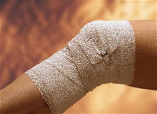 En muchos casos, el desgarro del ligamento es tan fuerte que se debe someter a una cirugía para corregir el ligamento de rodilla, reemplazándolo por un segmento de tendón sano. 