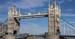 4. Reino Unido: para movilizarse en un autobús de dos pisos en Londres, sus ciudadanos deben de tener una tarjeta prepago para utilizarlo. El pago en efectivo para este medio dejó de ser válido desde hace un buen tiempo, es más tan solo 1% de los viajeros londinenses utilizan el dinero en efectivo para pagar. El 88% de la población tiene por lo menos una tarjeta débito.