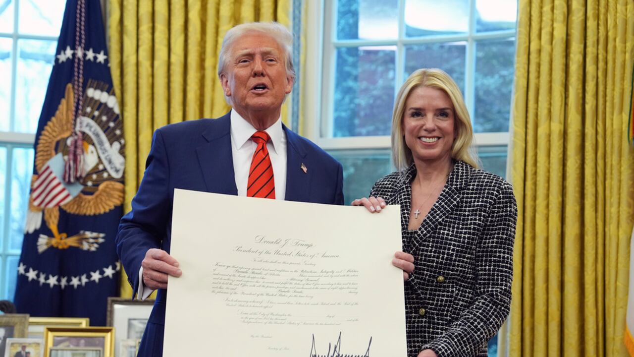 El presidente Donald Trump presenta un documento a la fiscal general Pam Bondi, después de que ella prestara juramento ante el juez asociado de la Corte Suprema Clarence Thomas, en la Oficina Oval de la Casa Blanca, el miércoles 5 de febrero de 2025, en Washington. (Foto AP/Evan Vucci).