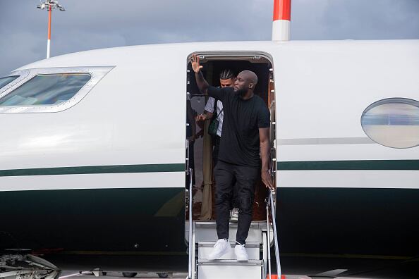 El nuevo fichaje Romelu Lukaku es visto durante su llegada al aeropuerto de Ciampino el 29 de agosto de 2023 en Roma, Italia. (Foto de Luciano Rossi/AS Roma vía Getty Images)