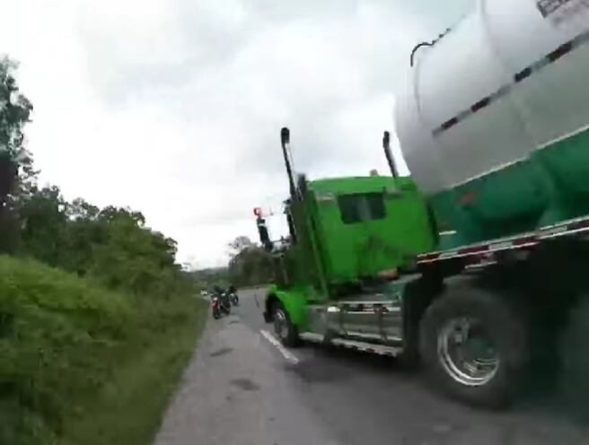 El conductor del camión cisterna invadió el carril de los motociclistas.
