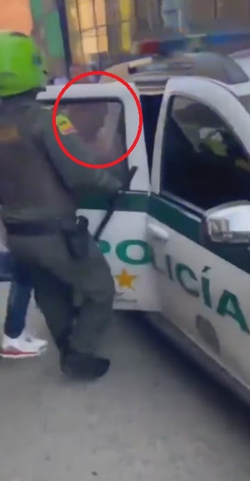 En el centro de Cali fue sorprendido un hombre robando; la ciudadanía lo acorraló y lo golpeó.