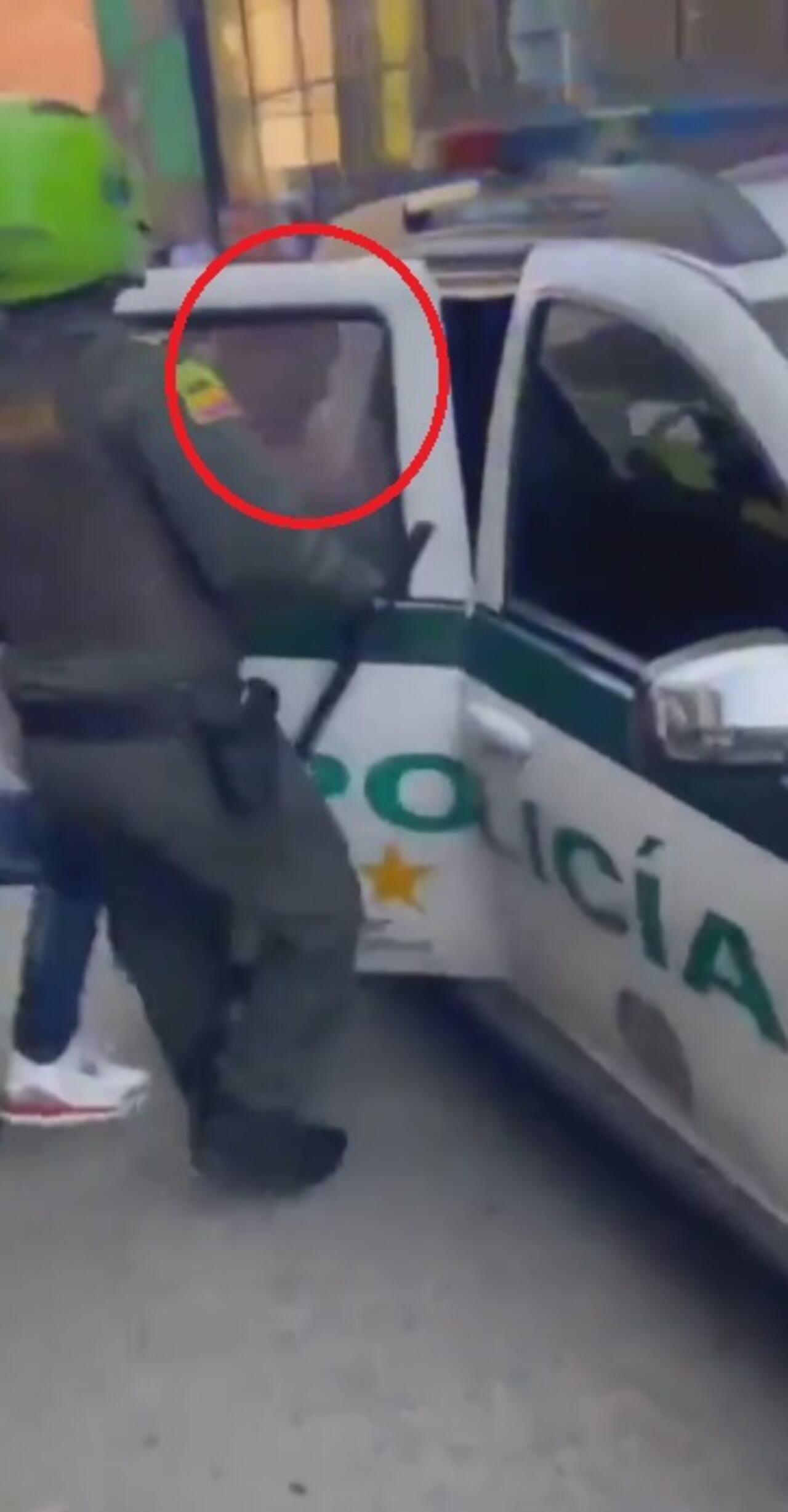 En el centro de Cali fue sorprendido un hombre robando; la ciudadanía lo acorraló y lo golpeó.