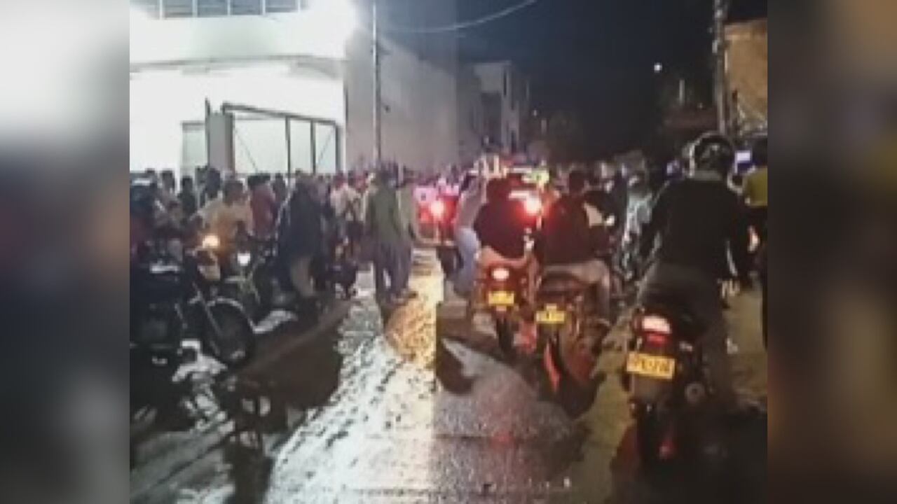 El artefacto explosivo detonó en el parqueadero de un supermercado.