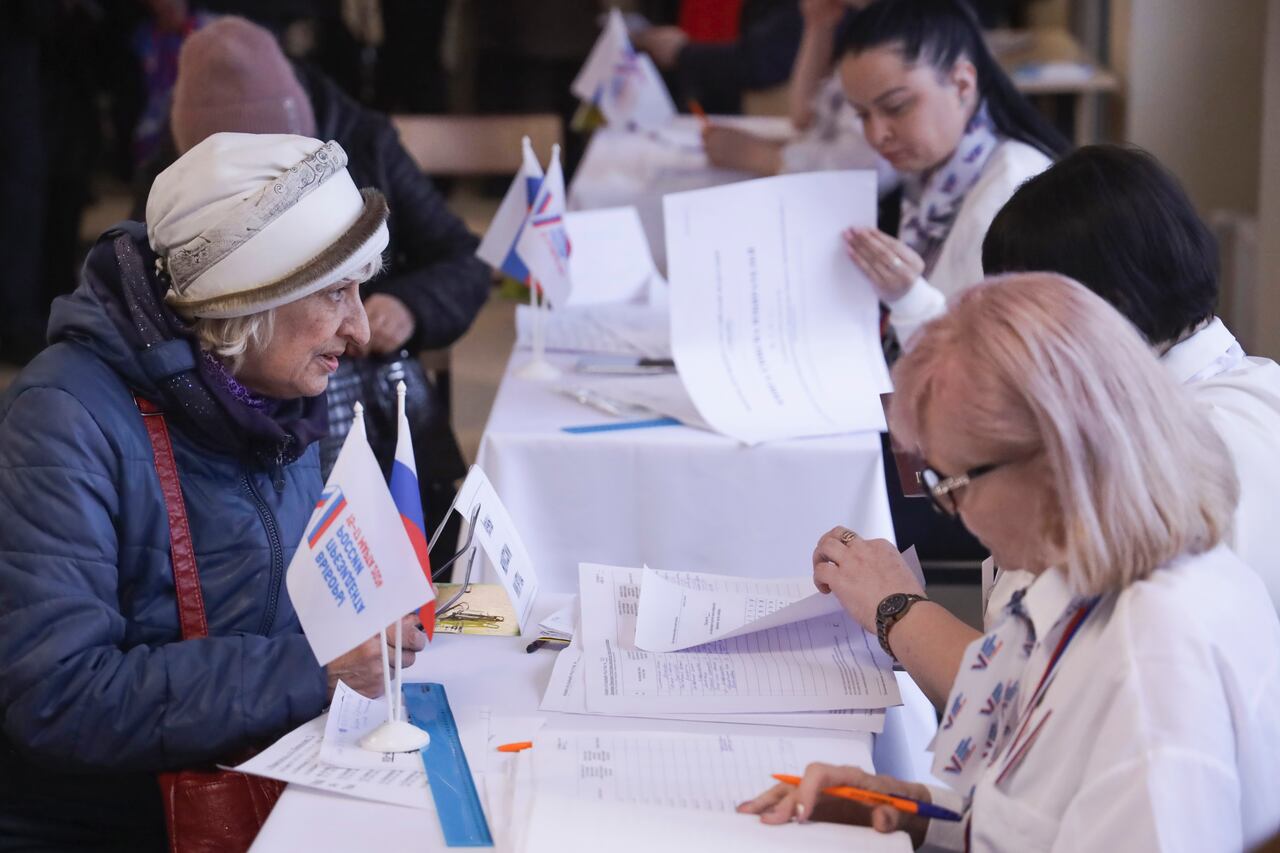 La gente de las regiones ucranianas controladas por Moscú está votando en las elecciones presidenciales de Rusia, que son casi Es seguro que extenderá el gobierno del presidente Vladimir Putin después de que éste reprimiera la disidencia. (Foto AP)