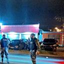 El automóvil fue abandonado en torno a las 3.00 a.m. (hora local) por unas personas que huyeron del lugar en moto