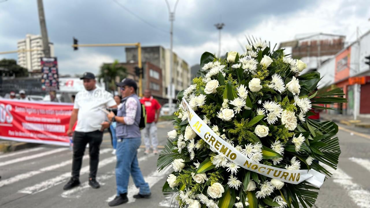 La movilidad en el centro de Cali se ve afectada por un cierre vial que mantiene colapsado el tráfico en la Calle 5.