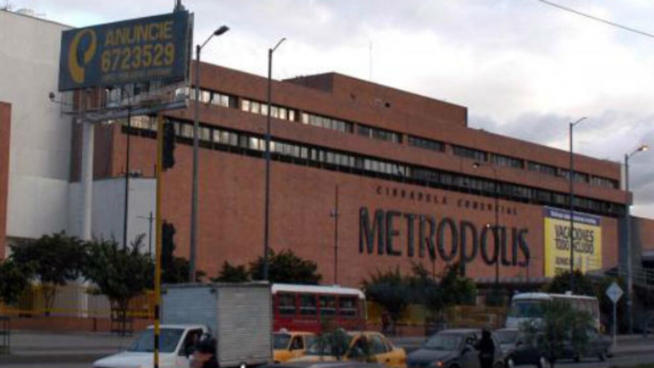 El centro comercial está violando la ley.