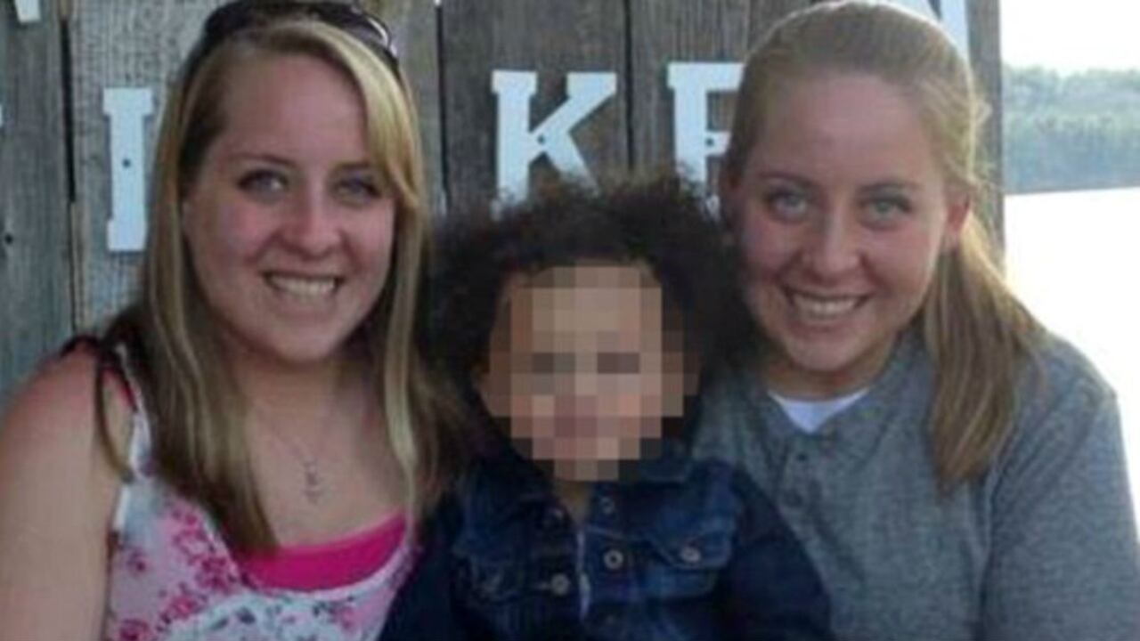 Jennifer Cramblett (derecha) y su pareja, Amanda Zinkon (izquierda).