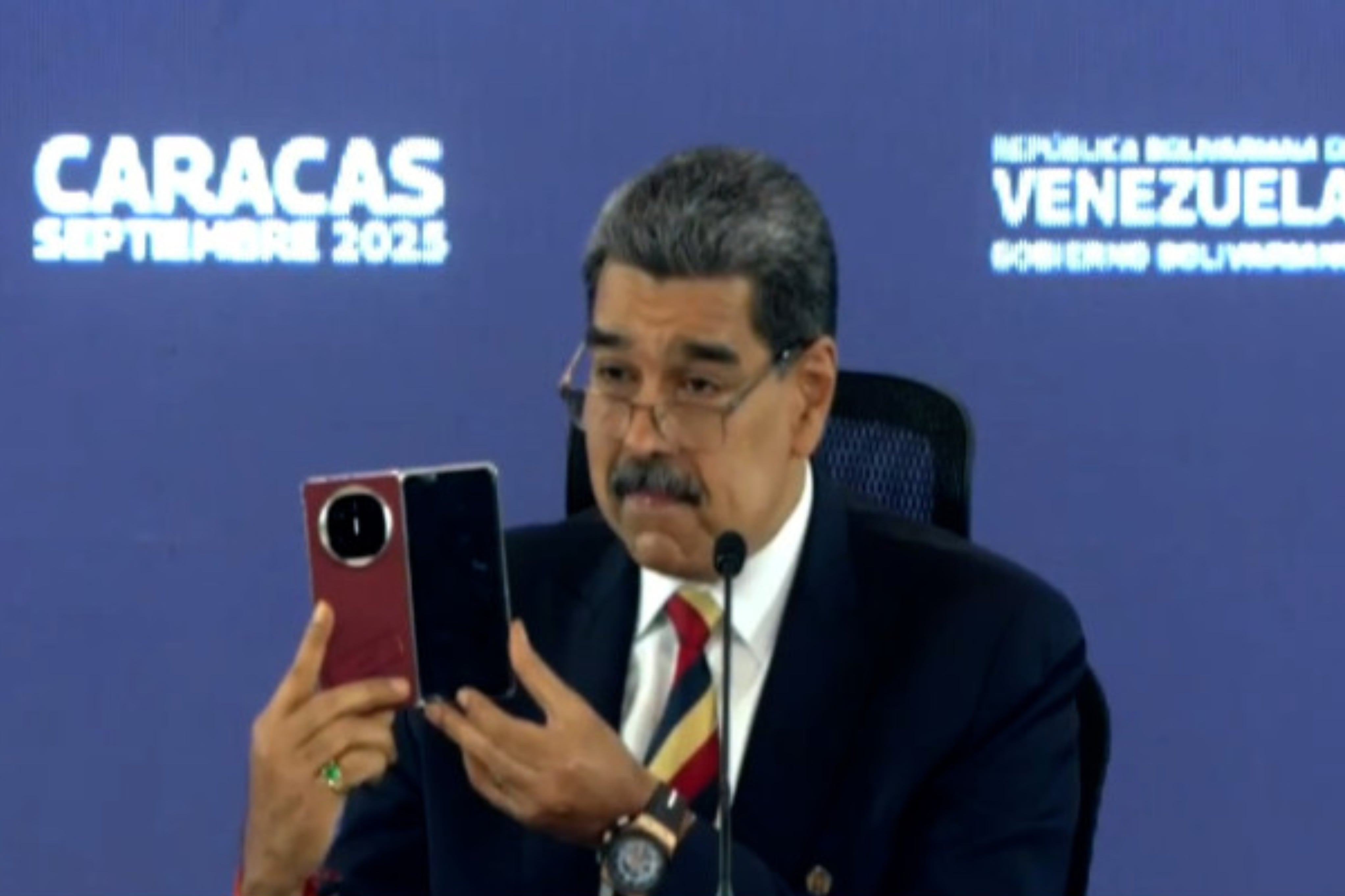 Nicolás Maduro presume su celular.